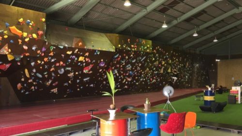 三重県のクライミング施設「ボルダリングジム ハンピ 明和店」